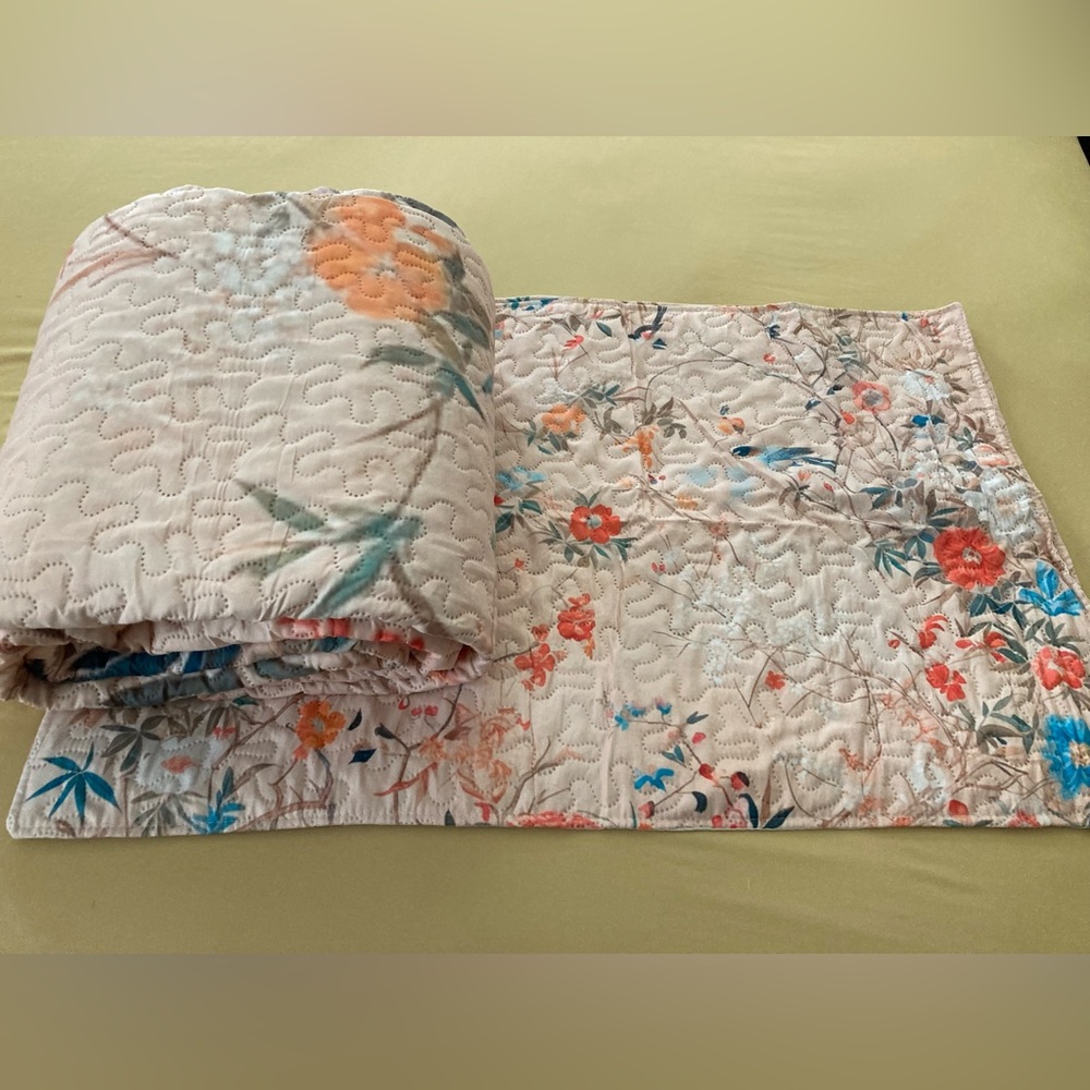 New Floral Quilted Blanket with 2 matching shams. King size.